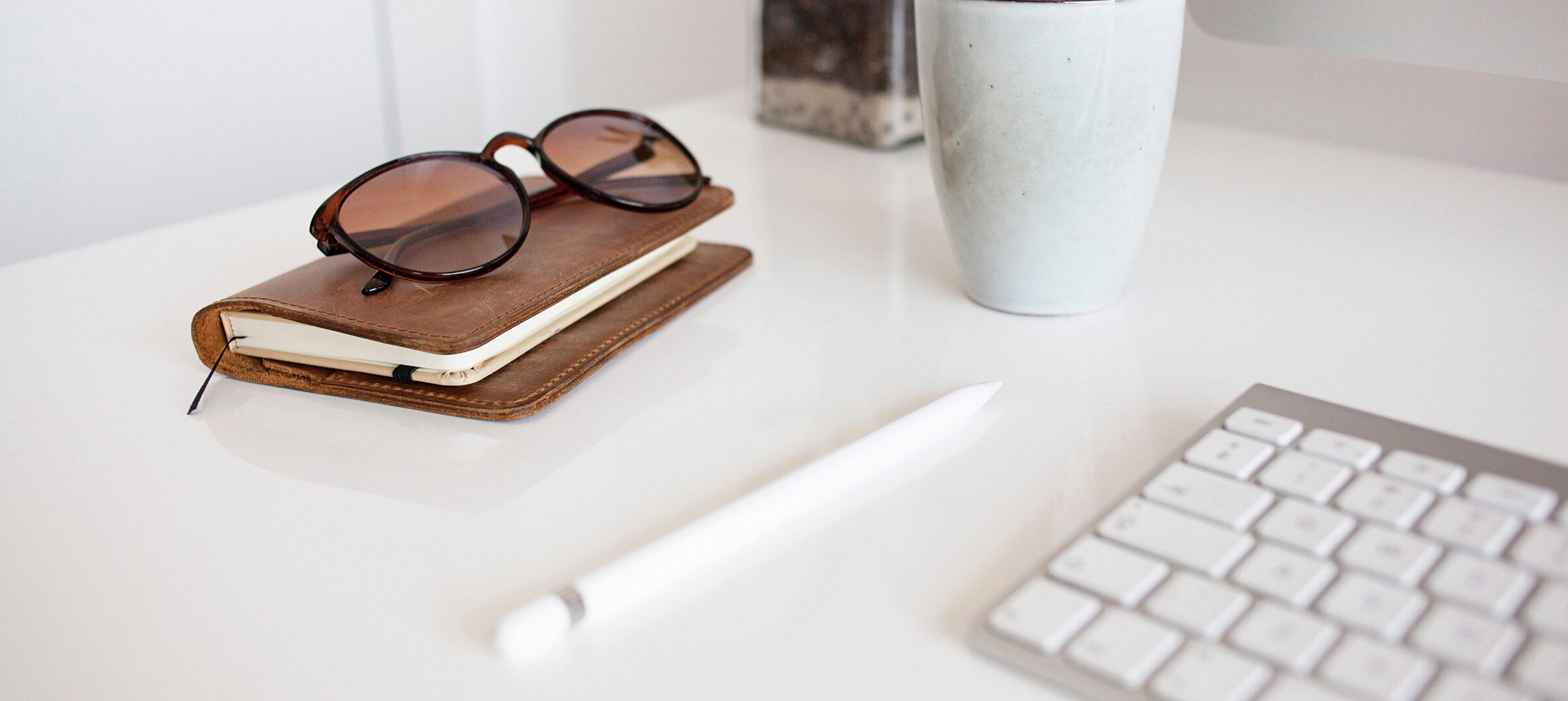 desk clean minimalistic